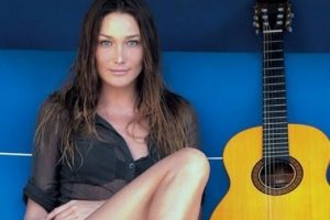 Sarkozy kaybetti Carla sahnelere d&ouml;n&uuml;yor