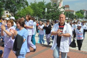 Sağlık&ccedil;ıların tansiyonu &uuml;&ccedil; bu&ccedil;uğa d&uuml;şt&uuml;