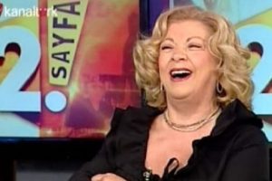 Funda &Ouml;zkalyoncu st&uuml;dyoyu kahkahaya boğdu