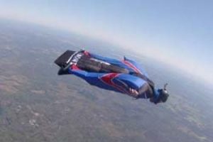 Helikopterden paraş&uuml;ts&uuml;z atladı