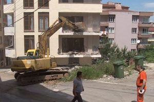 Belediyenin yıktığı evi onardılar ama...