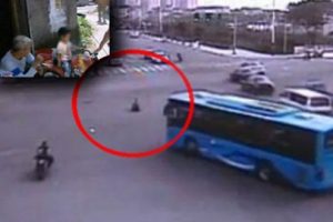 Oyuncak motosikletle trafiğe daldı