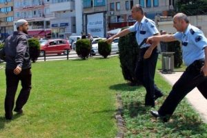 Polise kılı&ccedil;la saldırdı