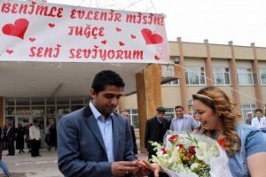 Doktordan hastane &ouml;n&uuml;nde s&uuml;rpriz evlilik teklifi