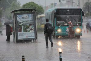 Sağanak yağış hayatı fel&ccedil; etti