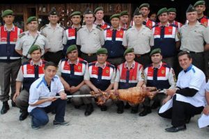 Uludağ'da Mehmet&ccedil;ik başarısını kuzu &ccedil;evirmeyle kutladı