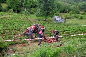 Devrilen trakt&ouml;r&uuml;n altında kaldı