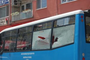 Kep&ccedil;e taşıyan tır otob&uuml;s&uuml;n camlarını kırdı