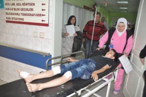 İkinci kattan d&uuml;şen iki &ccedil;ocuk yaralandı