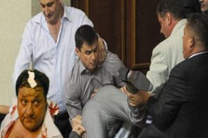 Ukrayna Meclisi'nde facia gibi kavga