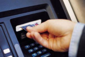 ATM'ye dokunan yanıyor