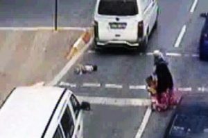 Minib&uuml;s dilenci &ccedil;ocuğu b&ouml;yle ezdi