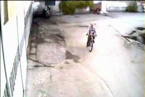 Ka&ccedil;an hırsızları bisikletiyle kovaladı