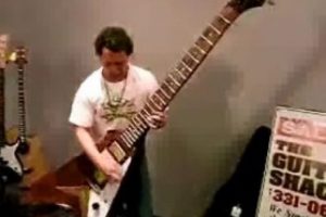 D&uuml;nyanın en b&uuml;y&uuml;k gitarını &ccedil;almak