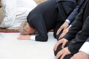Devlet Bah&ccedil;eli &uuml;lk&uuml;c&uuml; şehitler i&ccedil;in namaz kıldı