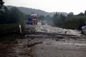 Karayolu dereye d&ouml;nd&uuml;