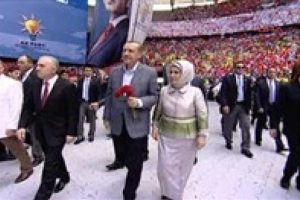 Başbakan sahaya &ccedil;ıktı, trib&uuml;nler yıkıldı