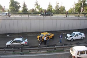 Otomobiller birbirine girdi