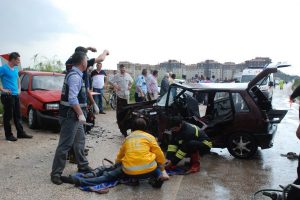 Otomobiller kafa kafaya &ccedil;arpıştı