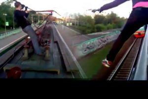 Trenin &uuml;zerinde zevkli dakikalar