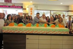 &Ouml;zdilek AVM 29 yaşını dev pastayla kutladı