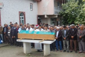 Cep telefonuyla konuşurken &uuml;zerine yıldırım d&uuml;şen &ccedil;ift&ccedil;i &ouml;ld&uuml;