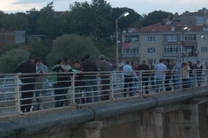 Film izler gibi k&ouml;pr&uuml;de toplanıp seli beklediler
