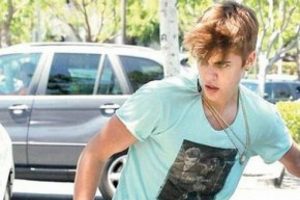 Justin Bieber'in sinirden g&ouml;z&uuml; d&ouml;nd&uuml;