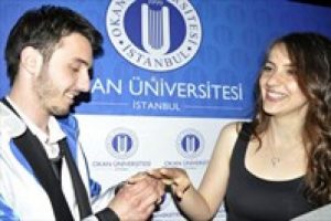 Aniden k&uuml;rs&uuml;ye &ccedil;ıkıp evlenme teklif etti
