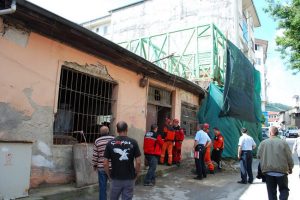 &Ccedil;&ouml;ken &ccedil;atının tahtalarını almak isterken canından oluyordu