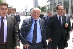 Sadri Şener gazeteciye b&ouml;yle takıldı