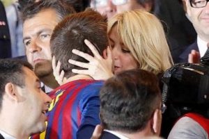 Shakira'dan &ccedil;ok ateşli &ouml;p&uuml;c&uuml;k!