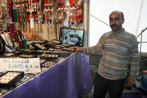 Hırsızlardan bıkan pazarcı kendi MOBESE'sini kendi yaptı