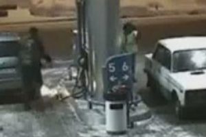 Benzin alırken kibrit yakan şof&ouml;r
