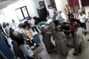 Sedyeden kalkıp doktora saldırmak istedi