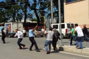 Polisin sıktığı biber gazı &ouml;ld&uuml;rd&uuml;, yakınları polise saldırdı