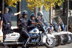 Polisin motosikletini de &ccedil;aldı