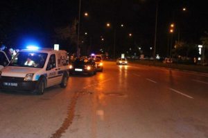 Karşıdan karşıya ge&ccedil;erken 2 aracın altında kaldı
