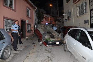 Polisten ka&ccedil;an otomobil takla attı