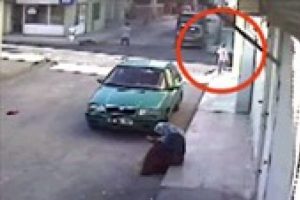 K&uuml;&ccedil;&uuml;k &ccedil;ocuk koşarken aracın altında kaldı