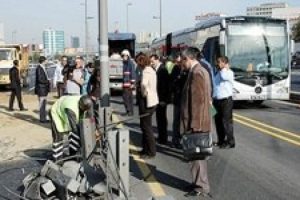 Kaza metrob&uuml;s yolunu fel&ccedil; etti