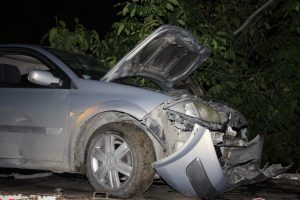 Otomobiliyle evin duvarına &ccedil;arpan gen&ccedil; kız yaralandı