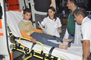 Salıncaktan d&uuml;şen &ccedil;ocuk yaralandı