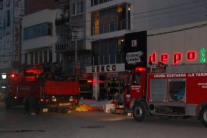 &Ccedil;atıya &ccedil;ıkan gen&ccedil; ortalığı birbirine kattı