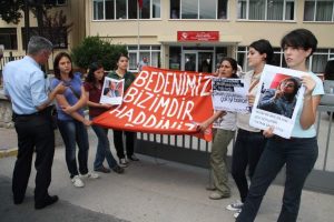 K&uuml;rtaj yasağını protesto i&ccedil;in kendilerini zincirlediler
