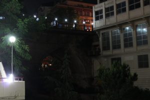 İntihara kalkışan genci polis kurtardı