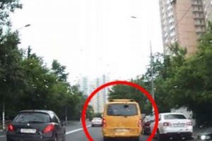 Zıplaya zıplaya giden minib&uuml;s