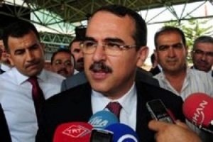 Bakan Ergin'in konvoyuna karışan ş&uuml;pheli ara&ccedil; takla attı