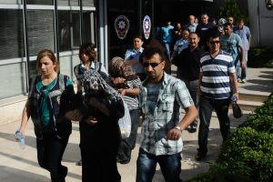 Analı kızlı hırsızlık &ccedil;etesi soygunları b&ouml;yle yapıyordu