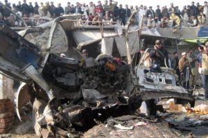 Pakistan'da otob&uuml;se bombalı saldırı: 18 &ouml;l&uuml;